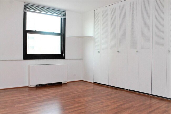 Master bedroom - 5701 N Sheridan Rd