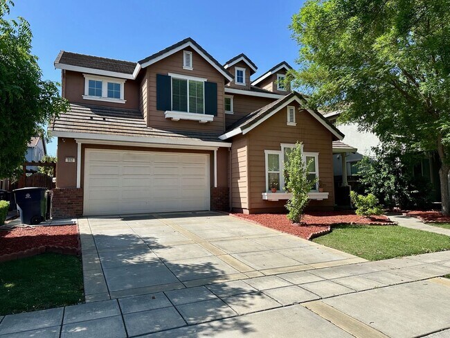 Building Photo - Large 4 bedroom 3 bathroom home with loft.