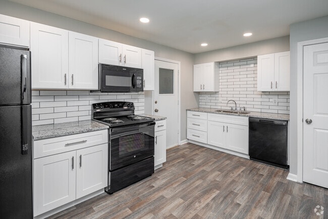 2BR, 2BA - Renovated - 953SF - Kitchen - Arden Landing Apartments