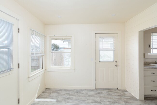 Building Photo - Charming 3 bedroom 1 bath home!