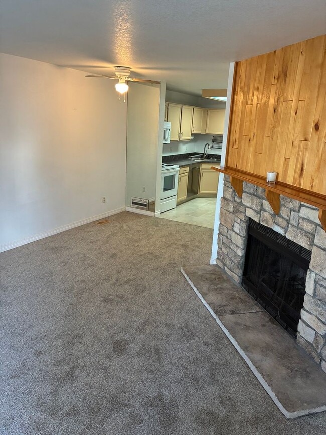 Building Photo - Charming 1 Bedroom, 1 Bathroom Available I...
