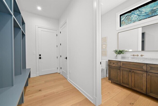 Foto del edificio - 5512 Shoalwood Ave