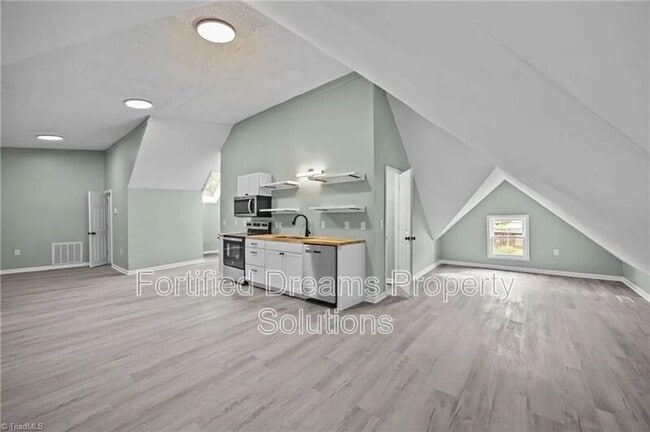 Building Photo - 608 Montgomery St