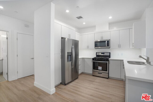 Foto del edificio - 1832 S Barrington Ave