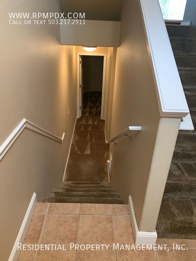 Foto del edificio - Forest Heights Brownstone offering a Short...