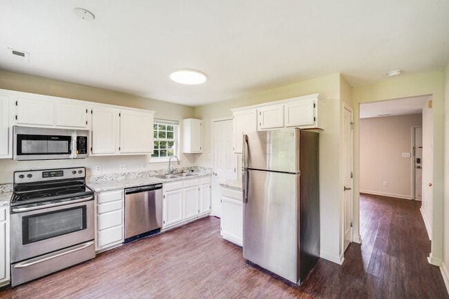 Building Photo - 2BR Updated Duplex Near South Park – Cozy,...