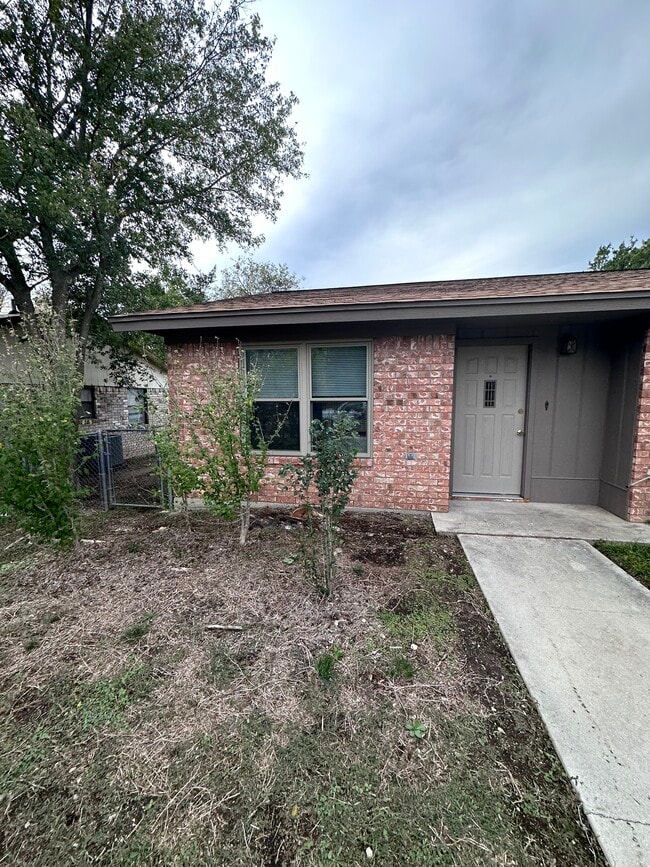 Building Photo - 1417 Janet Ln