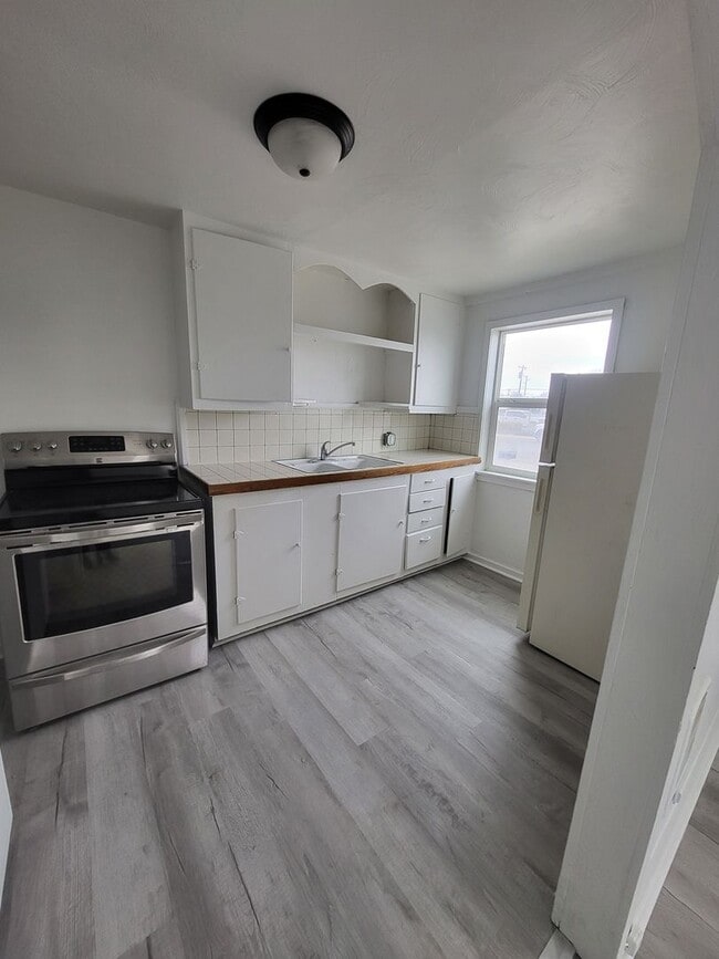 Building Photo - Updated 1 bedroom unit