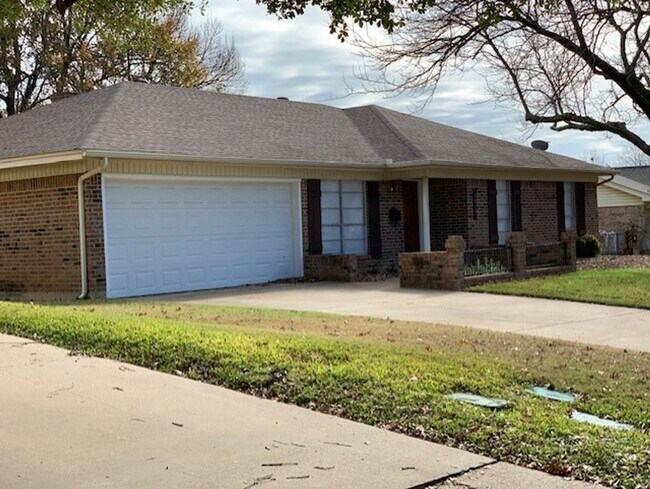 Foto del edificio - Coming Soon! 4 Bedroom, 2 Full Bath Home L...