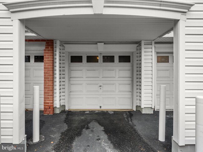 Building Photo - 10713 Symphony Way