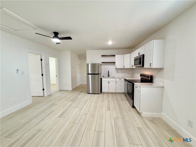 Foto del edificio - 2204 W San Antonio St