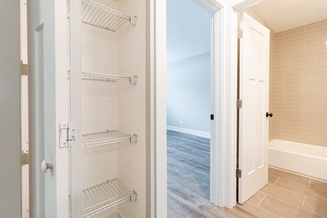 Building Photo - 527 W Surf St