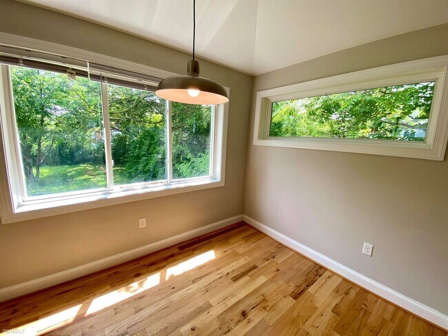 Building Photo - 2 br, 1.5 bath Duplex - 503 Academy Rd Unit A