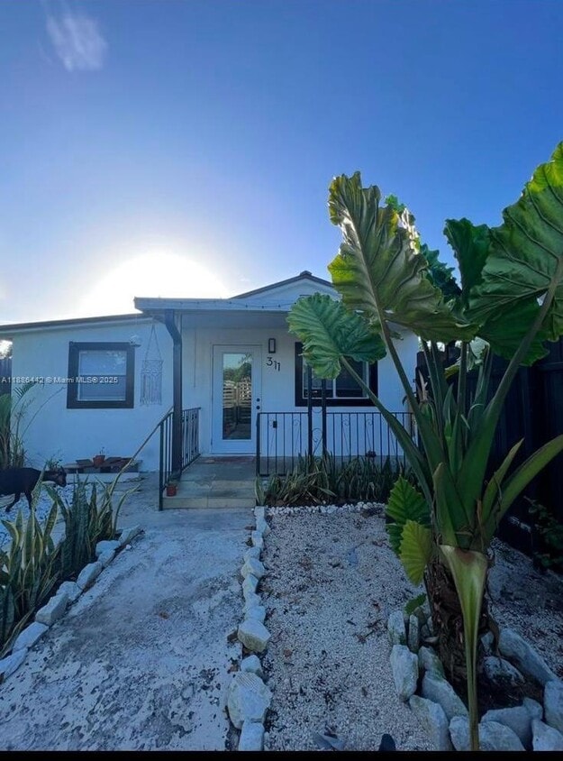 Foto principal - 311 NW 32nd Ct