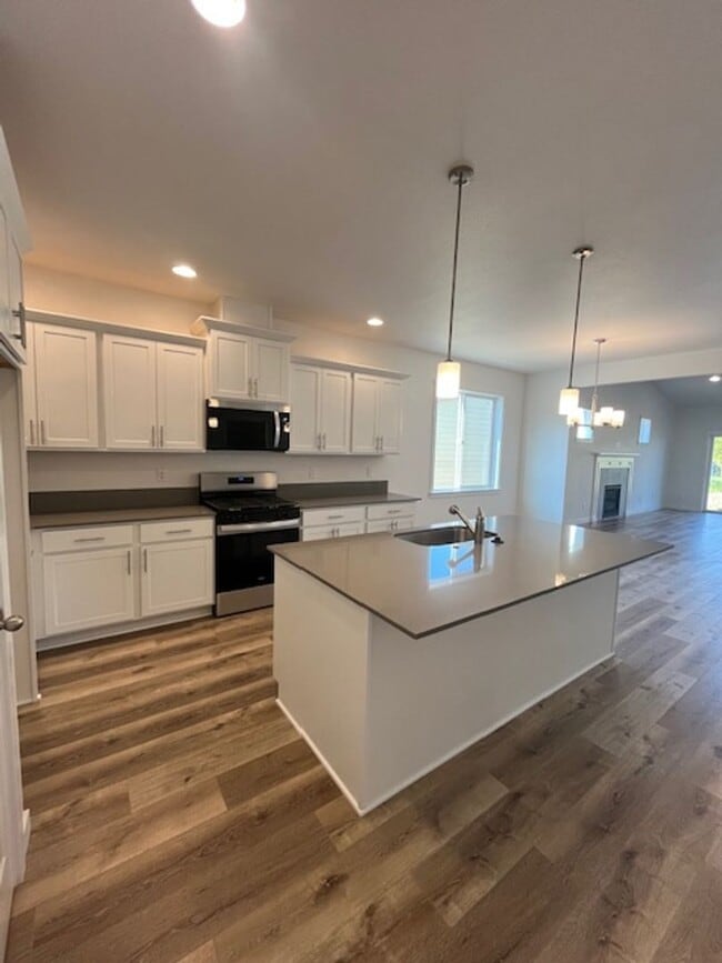 Building Photo - 3 Bedroom 2 Bath Silverton OR