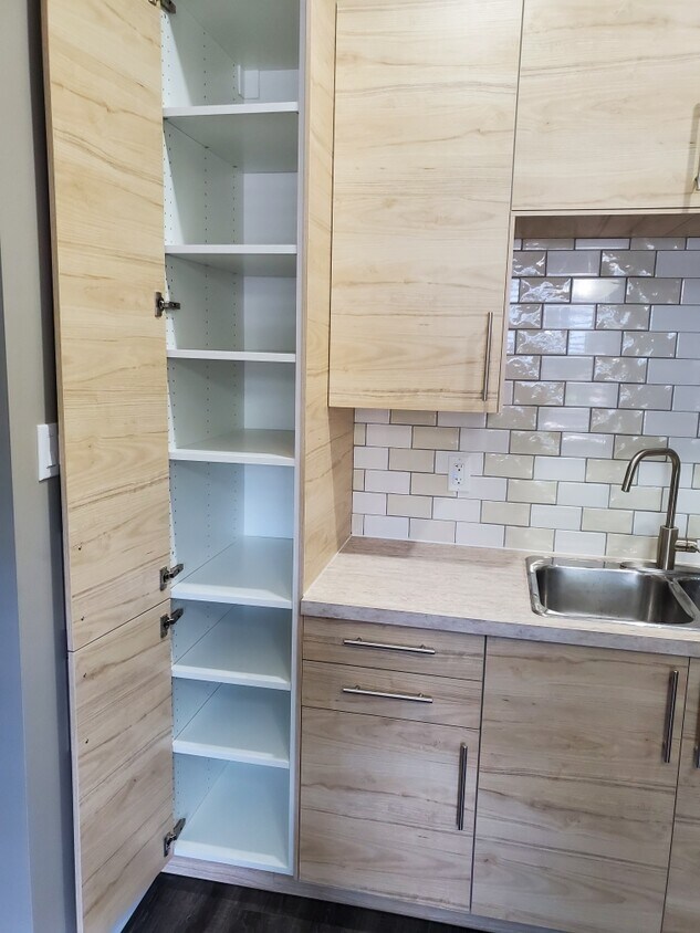 Tons of kitchen storage - 29 Dundas St E