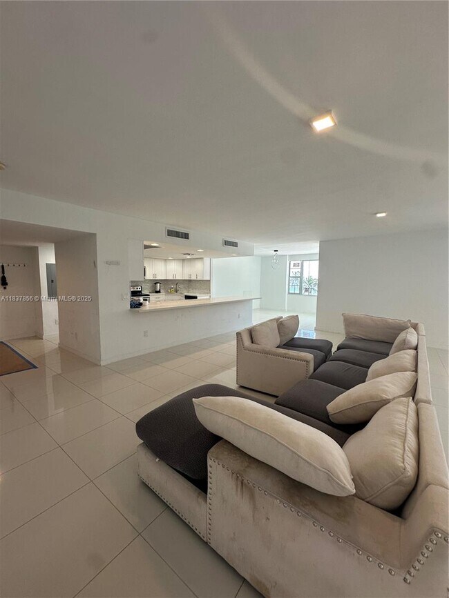 Foto del edificio - 5255 Collins Ave