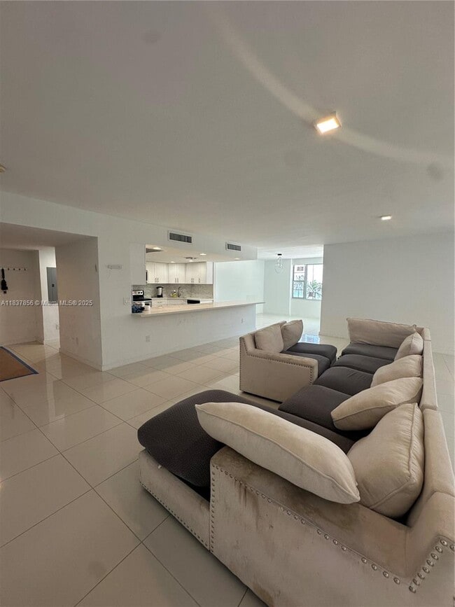 Building Photo - 5255 Collins Ave