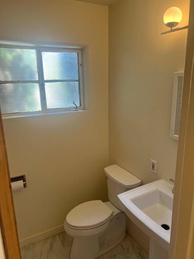 Building Photo - 4121 Mesa Verde Ave NE
