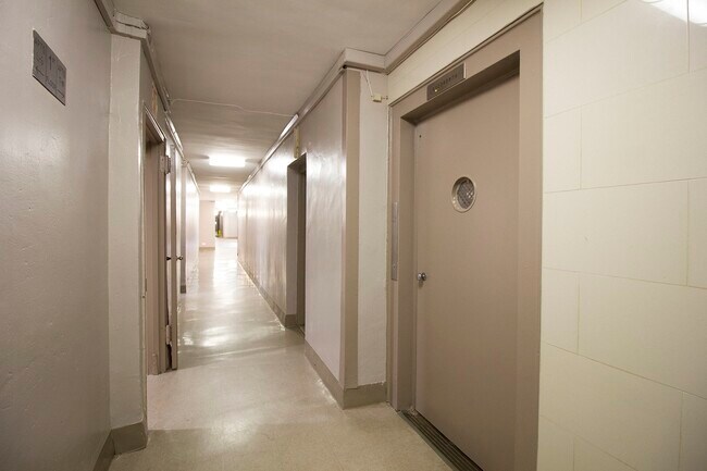 Foto del edificio - 2375 E 3rd St