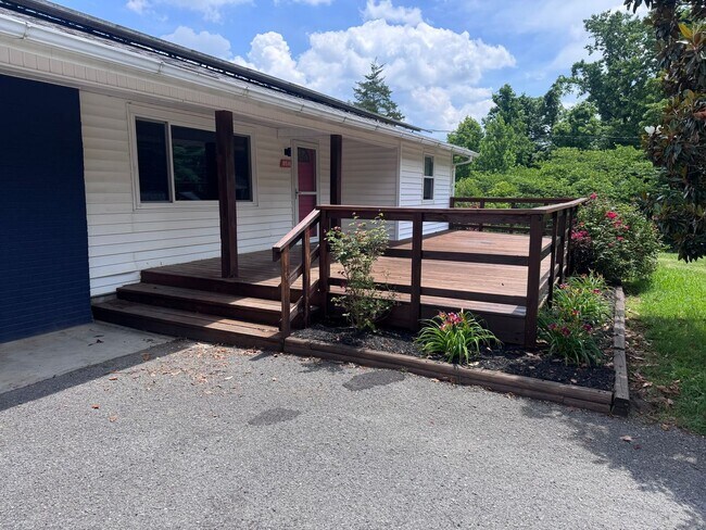 Building Photo - Powell 37749 - 2 bedroom, 1 bath home - Contact Lisa Vineyard and Shannon Russell (865) 216-9334