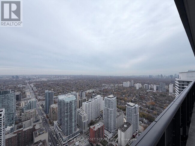 Photo du bâtiment - 8 Eglinton Ave E