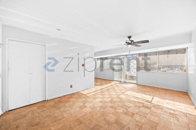 Foto del edificio - 5851 Quantrell Ave