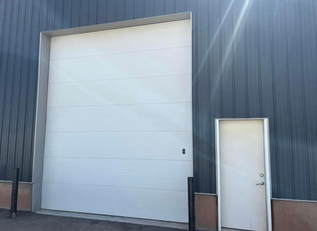 Building Photo - Fort Cedar Garage B5