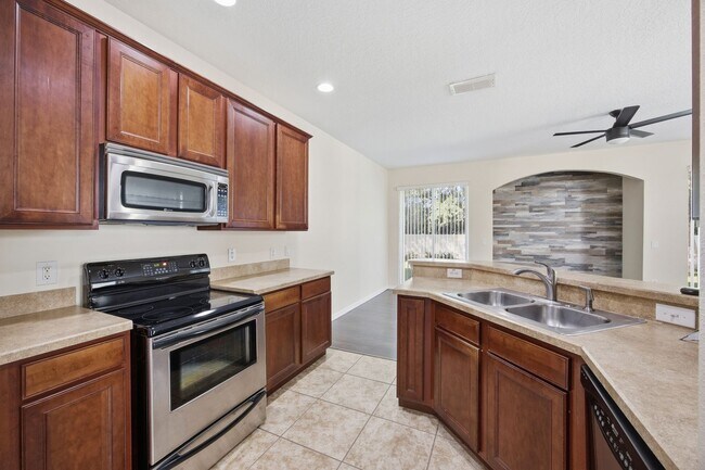 Building Photo - 3 Bed / 2.5 Bath Townhome – 2-Car Garage | Kissimmee, FL