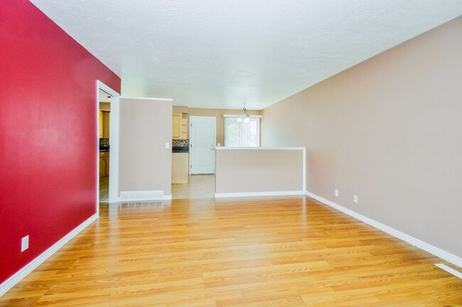 Building Photo - Cozy 3 Bed, 1 Bath Pet-Friendly Home with ...