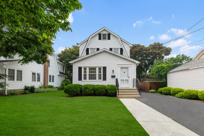 Photo - 10 Henry St (Rye, NY) House