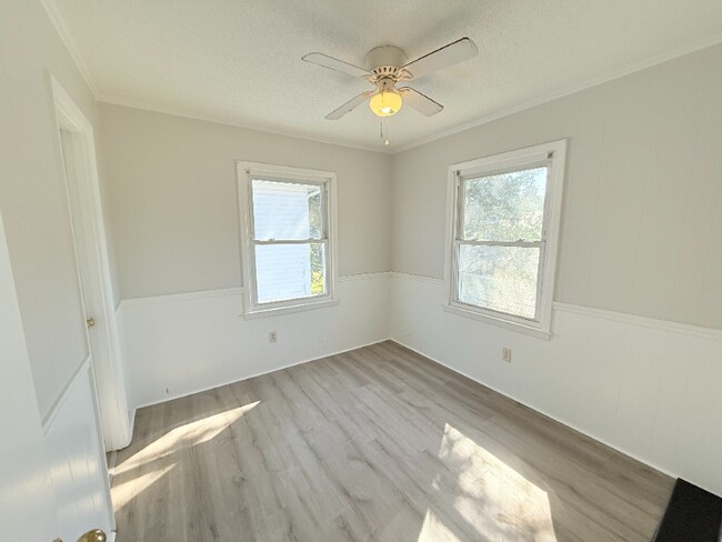 Foto del edificio - 120 N Pinewood Dr