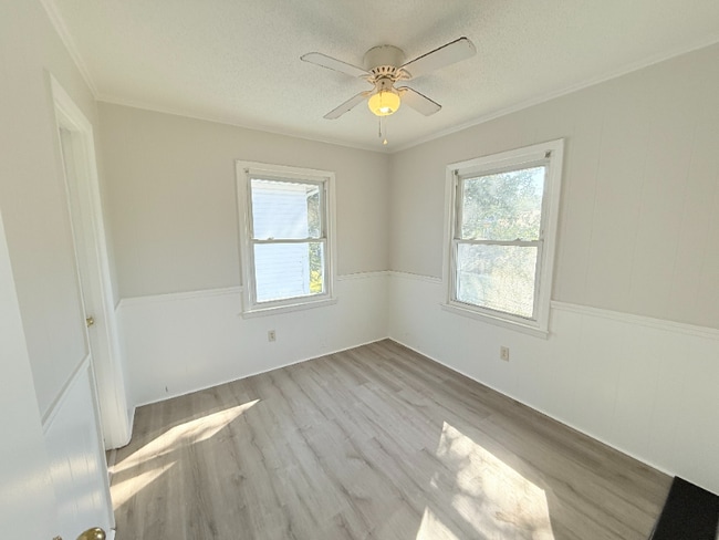 Foto del edificio - 120 N Pinewood Dr