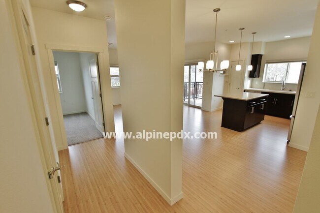 Building Photo - Modern 2 Bed Condo at 45 Degree Central!