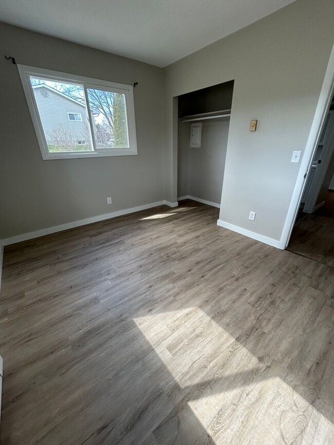Building Photo - Recently Renovated 2 Bedroom Apartment