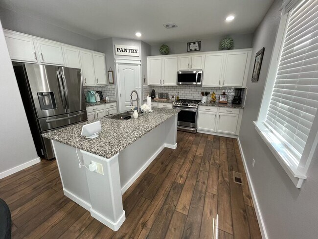 Foto del edificio - BEAUTIFUL HOME IN BANNING LEWIS RANCH!!!!!!