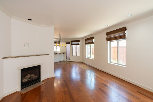 Foto del edificio - 3 Bedroom Townhome in Crown Point – Pacific Beach