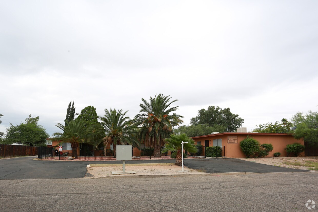 Primary Photo - 4902-4910 E 1st St