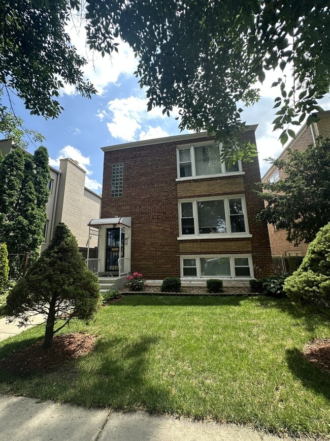 Building Photo - 2023 W Balmoral Ave