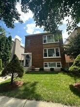 Building Photo - 2023 W Balmoral Ave