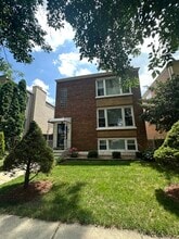 Building Photo - 2023 W Balmoral Ave