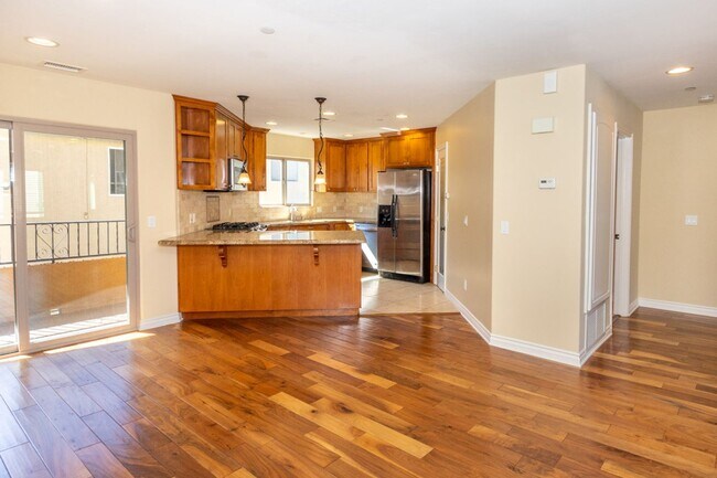 Foto del edificio - Beautiful 3 br/3.5ba Townhome in Pacific Beach Just Blocks to Crown Point Shores!