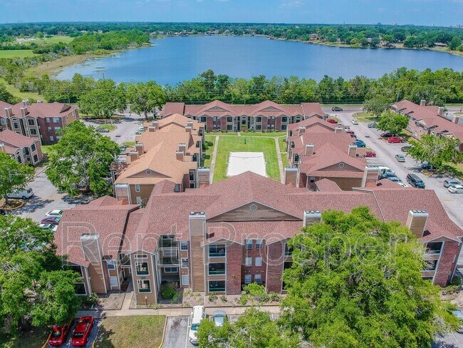 Foto del edificio - 5545 Devonbriar Way