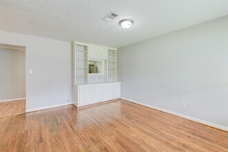 Building Photo - 5907 Nelwyn St