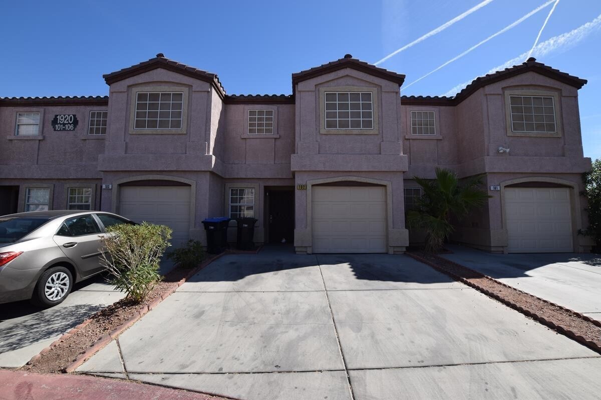 Foto principal - Beautiful 3 Bedroom & 2 1/2 Bath Condo.