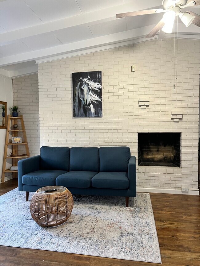 Building Photo - 852 Chevy Chase Dr