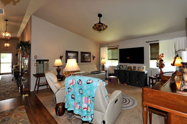 Foto del edificio - Luxury Rancher, 2 bed 2 bath with bonus room