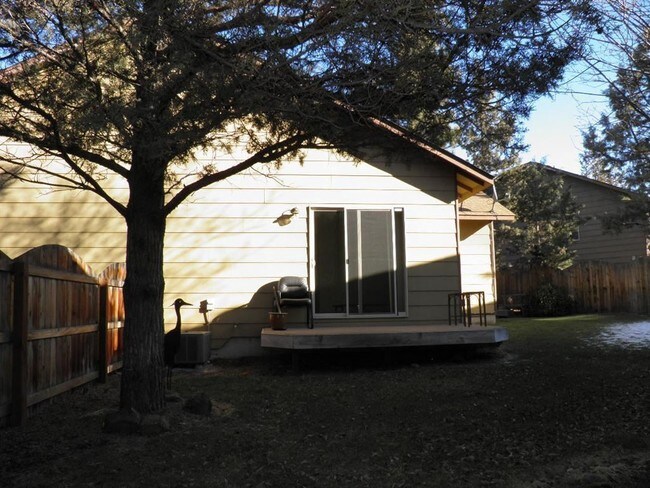 Building Photo - 1045 SW Crosscut Ct