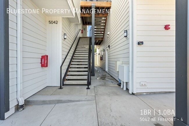 Building Photo - 5042 NE Fremont-4