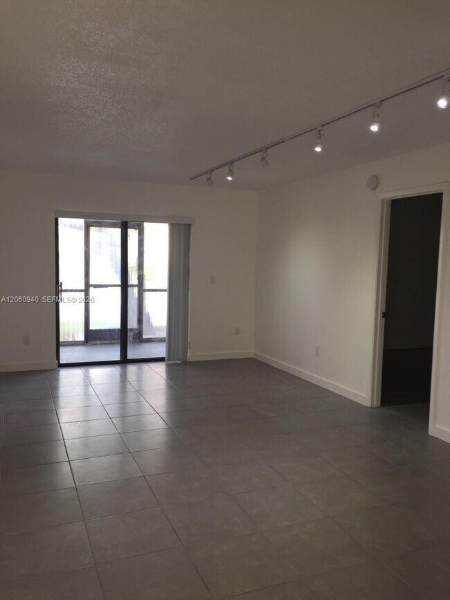 Foto del edificio - 860 NE 209th Terrace